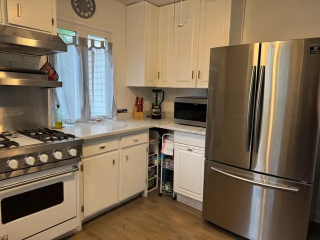 $370,000 | 300 South Cumberland Parkway, Des Plaines, IL 60016