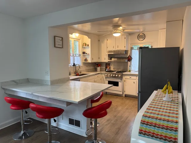 $370,000 | 300 South Cumberland Parkway, Des Plaines, IL 60016