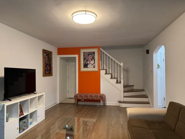 $370,000 | 300 South Cumberland Parkway, Des Plaines, IL 60016