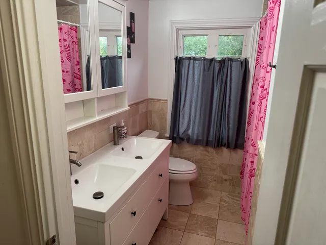 $370,000 | 300 South Cumberland Parkway, Des Plaines, IL 60016