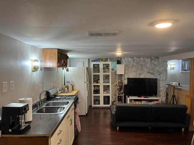 $370,000 | 300 South Cumberland Parkway, Des Plaines, IL 60016