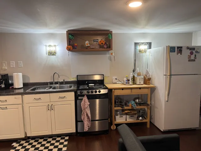 $370,000 | 300 South Cumberland Parkway, Des Plaines, IL 60016