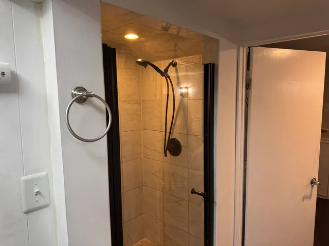 $370,000 | 300 South Cumberland Parkway, Des Plaines, IL 60016