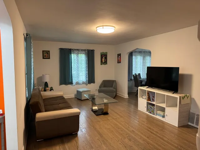 $370,000 | 300 South Cumberland Parkway, Des Plaines, IL 60016