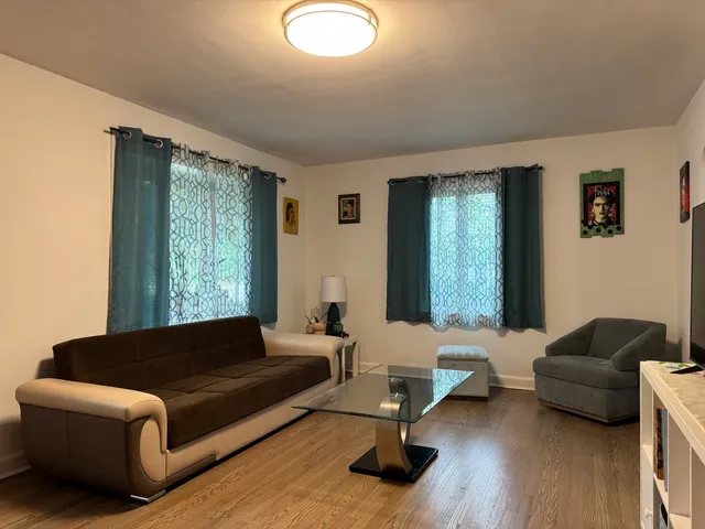 $370,000 | 300 South Cumberland Parkway, Des Plaines, IL 60016