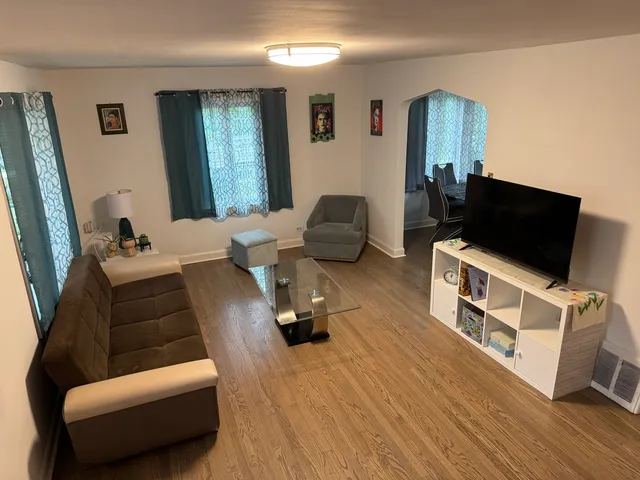 $370,000 | 300 South Cumberland Parkway, Des Plaines, IL 60016