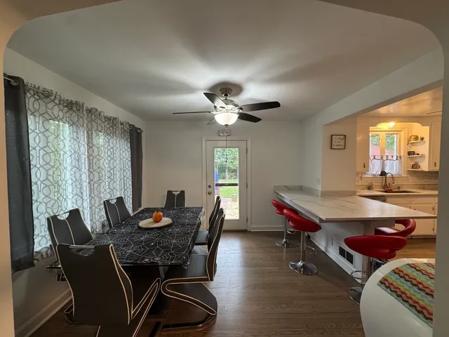 $370,000 | 300 South Cumberland Parkway, Des Plaines, IL 60016