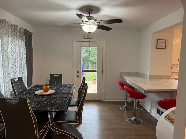 $370,000 | 300 South Cumberland Parkway, Des Plaines, IL 60016