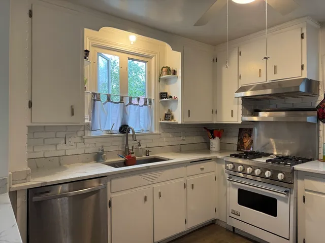 $370,000 | 300 South Cumberland Parkway, Des Plaines, IL 60016