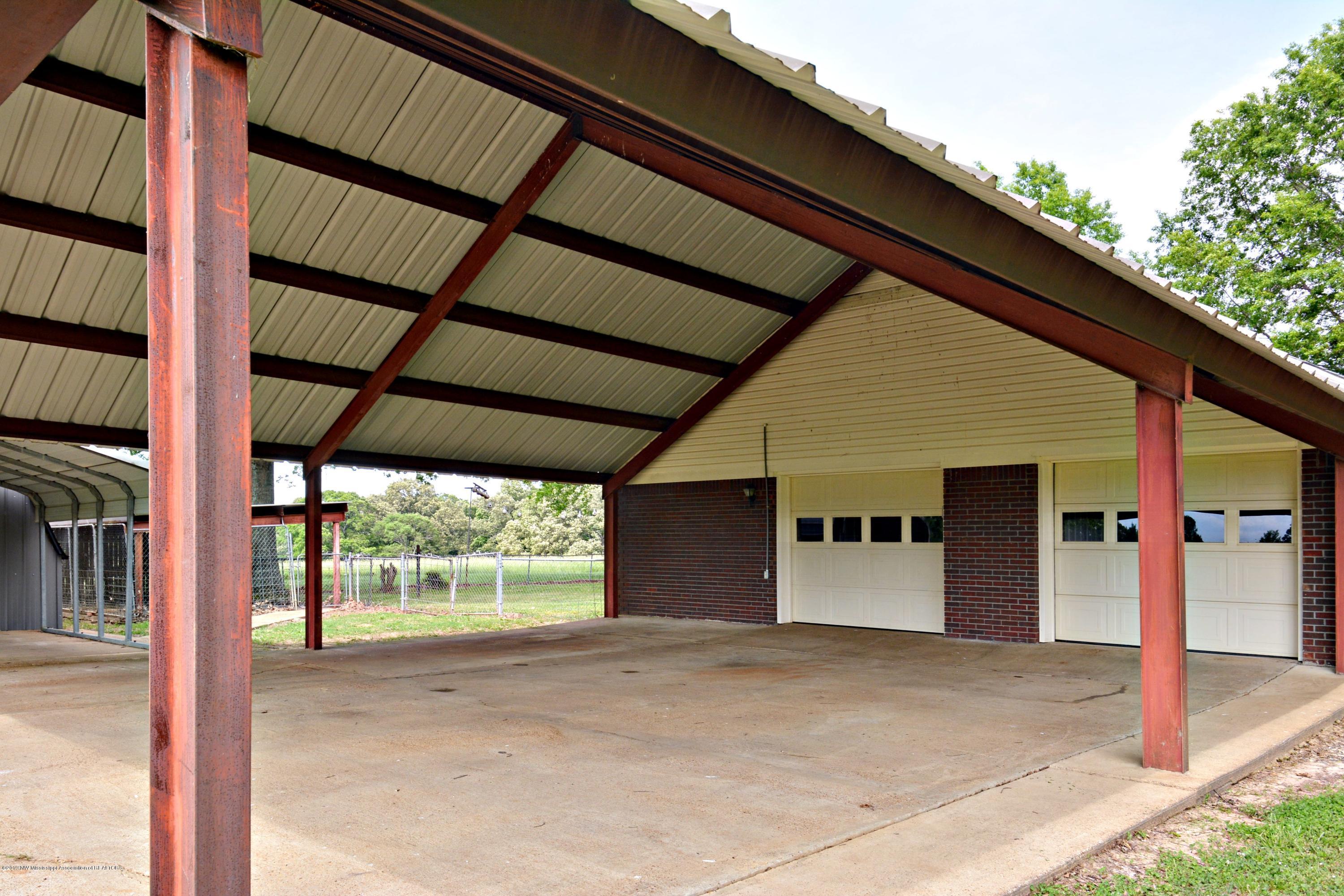 1466 A Merry Hill Ranch Road Senatobia, MS 38668 - Photo 17 of 27 Carport