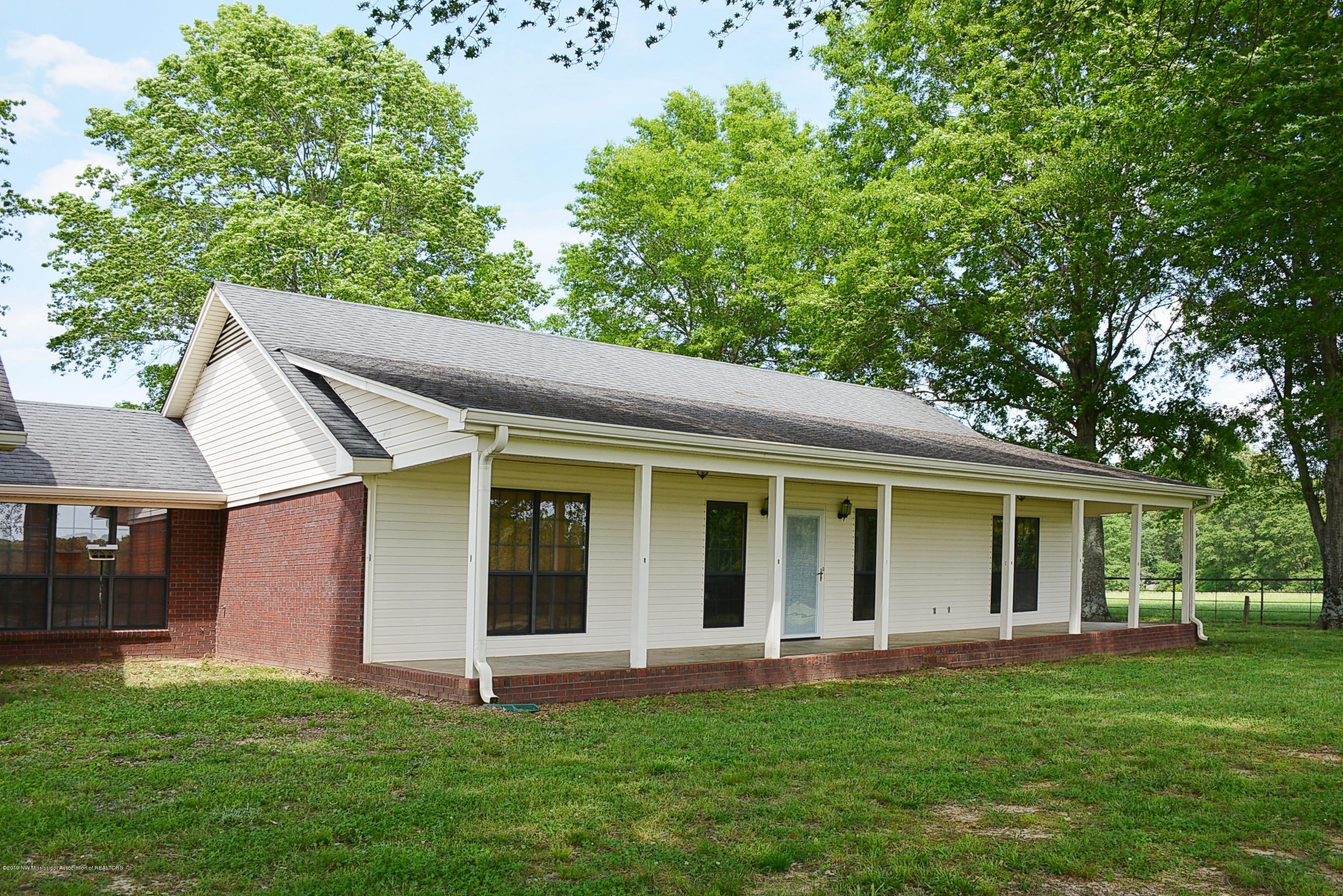 1466 A Merry Hill Ranch Road Senatobia, MS 38668 - Photo 3 of 27 Main Home