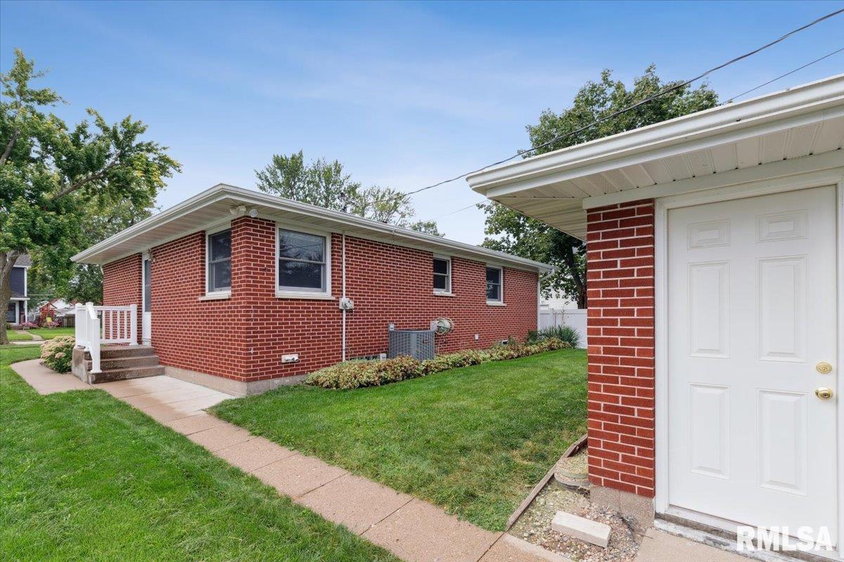 411 15th Avenue Fulton, IL 61252 - Photo 3 of 21