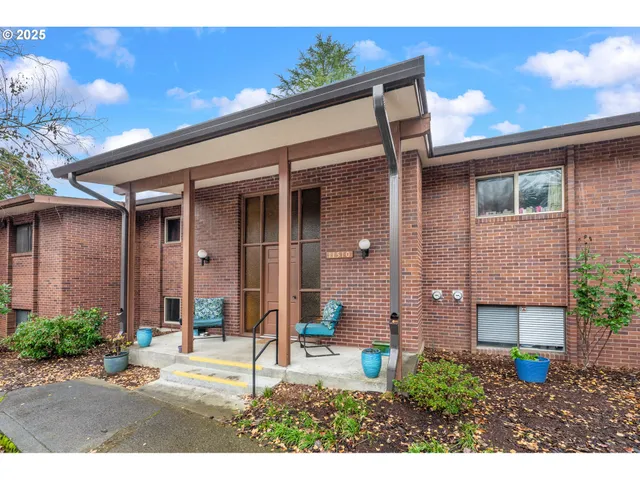 a view of a house with backyard and porch
