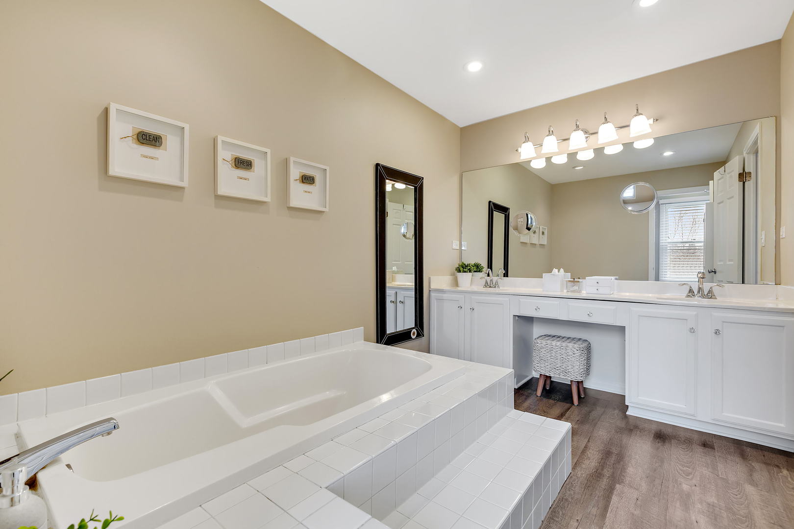 2706 Pebblebrook Lane Rolling Meadows, IL 60008 - Photo 19 of 34 a spacious bathroom with a bathtub a mirror and a sink
