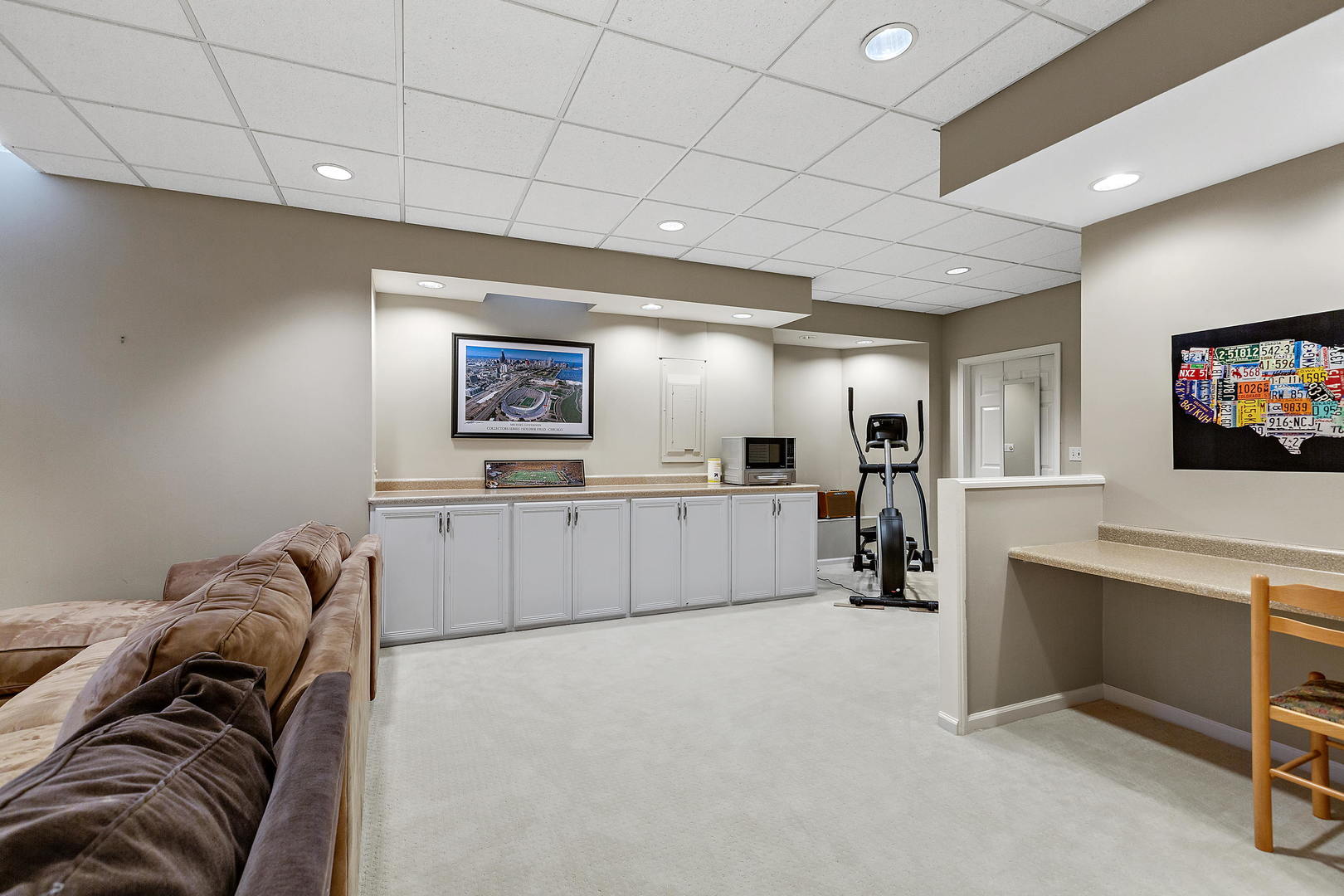 2706 Pebblebrook Lane Rolling Meadows, IL 60008 - Photo 25 of 34 a view of a livingroom with furniture and a flat screen tv