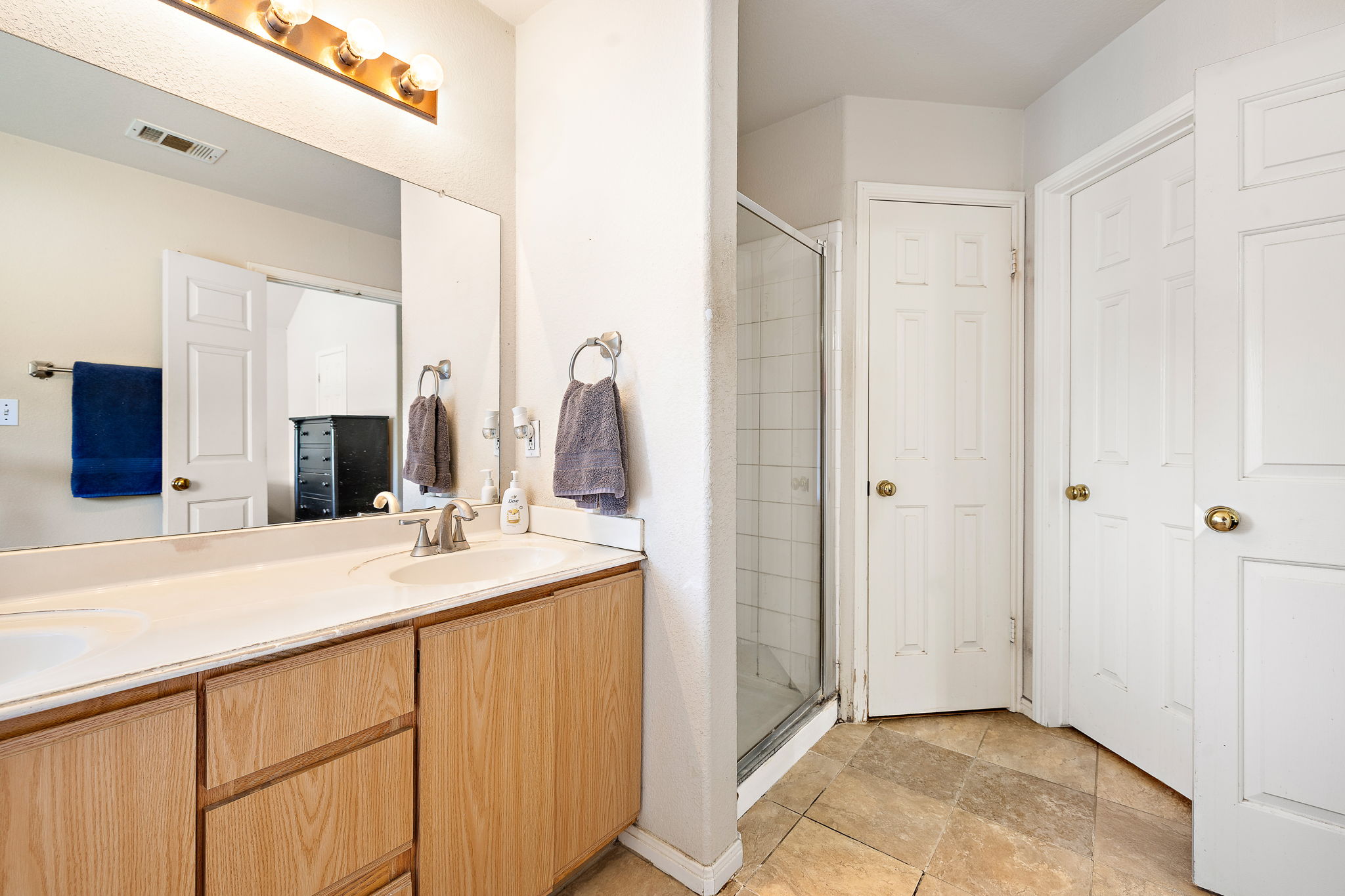 615 Runners Ridge Pflugerville, TX 78660 - Photo 21 of 32 a bathroom with a sink and a mirror