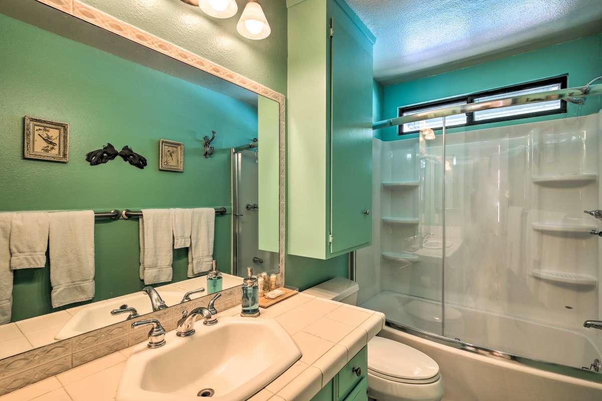68298 Terrace Road Cathedral City, CA 92234 - Photo 39 of 59 Middle bathroom