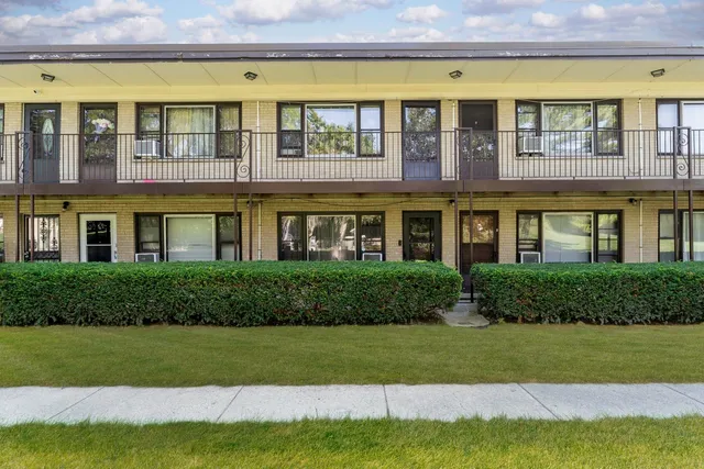 $194,900 | 23 North King Arthur Court, Unit 6, Northlake, IL 60164