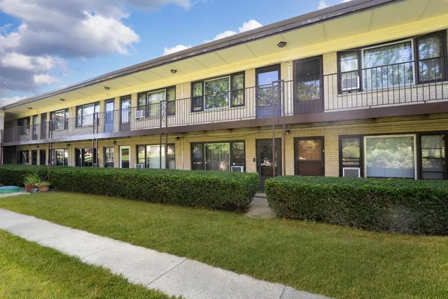 $194,900 | 23 North King Arthur Court, Unit 6, Northlake, IL 60164