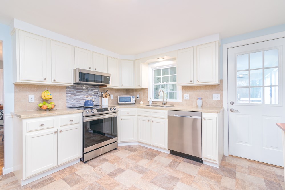 41 Farmland Road Warwick, RI 02889 - Photo 15 of 38 Gallery Image 15