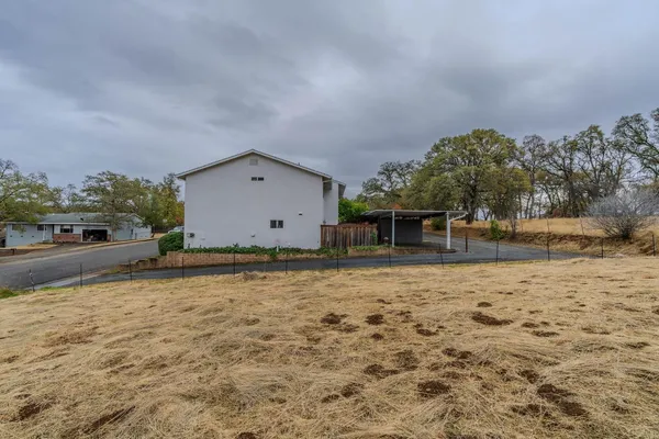 a view of a house with backyard