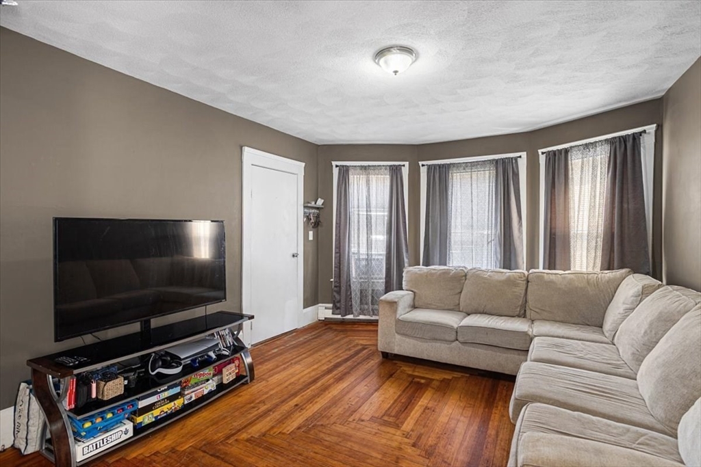 39 Myrtle Street Pawtucket, RI 02860 - Photo 5 of 42