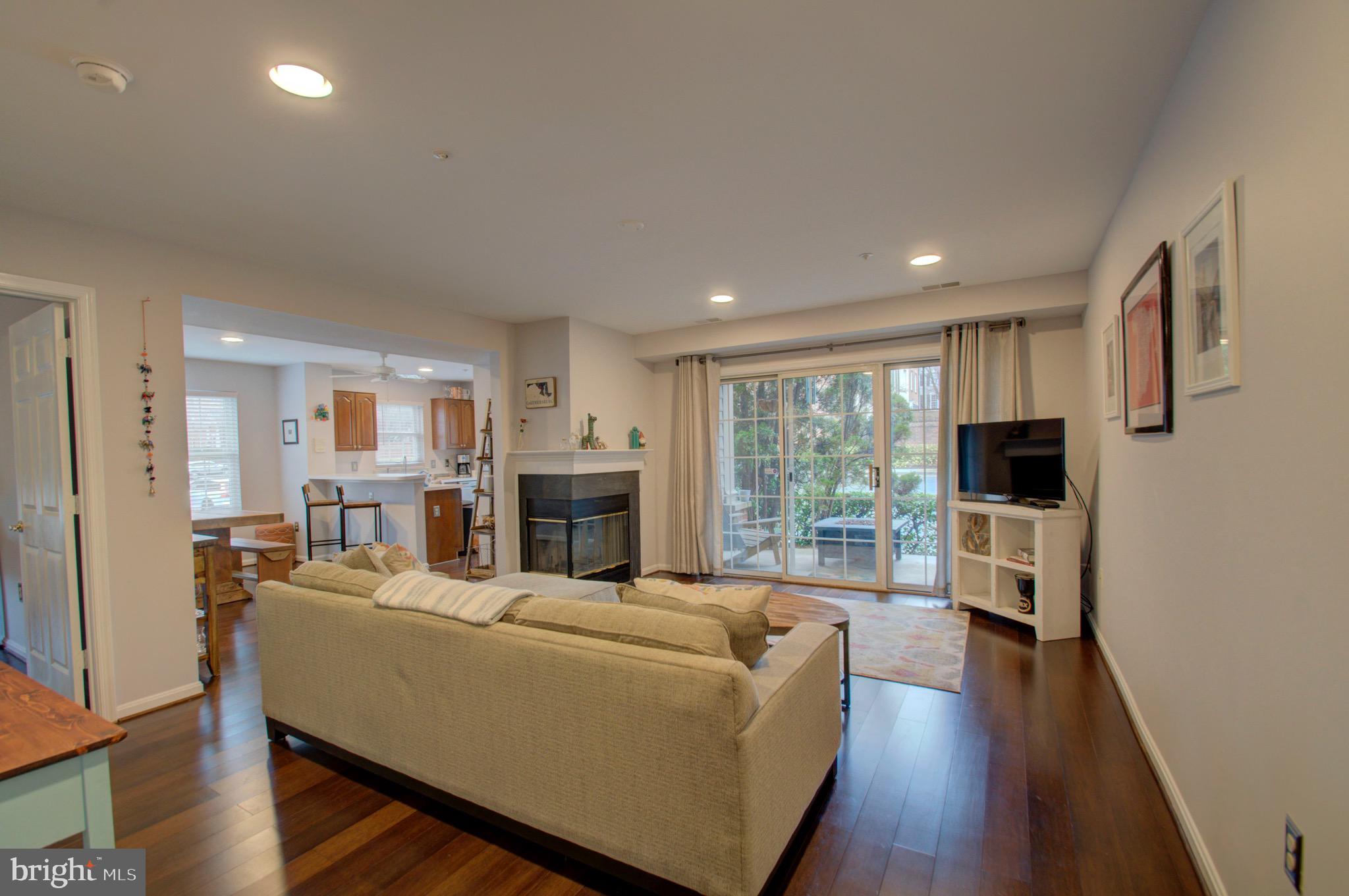 304 Ridgepoint Place, Unit 12 Gaithersburg, MD 20878 - Photo 5 of 45 Living area