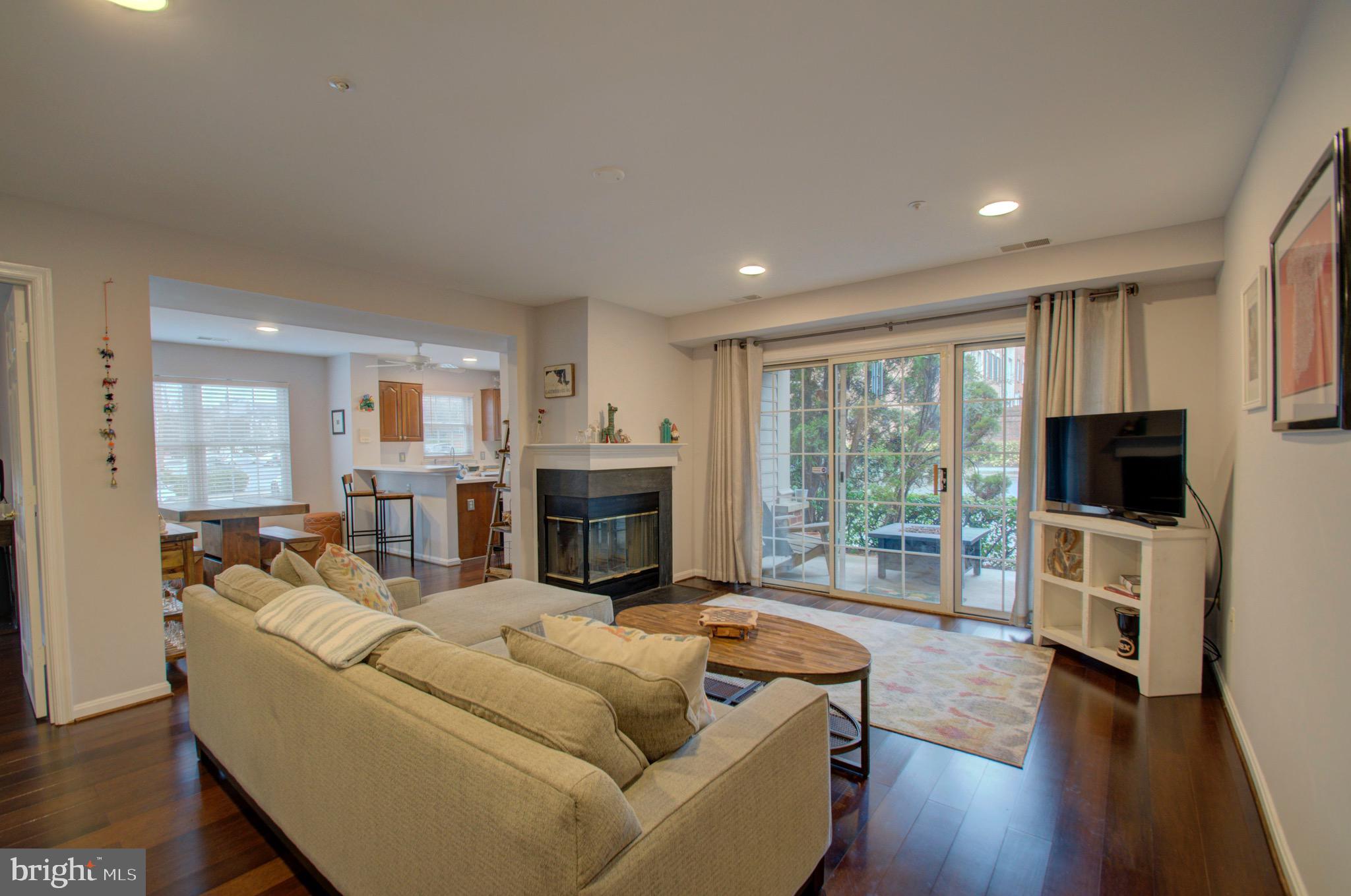 304 Ridgepoint Place, Unit 12 Gaithersburg, MD 20878 - Photo 6 of 45 Living area
