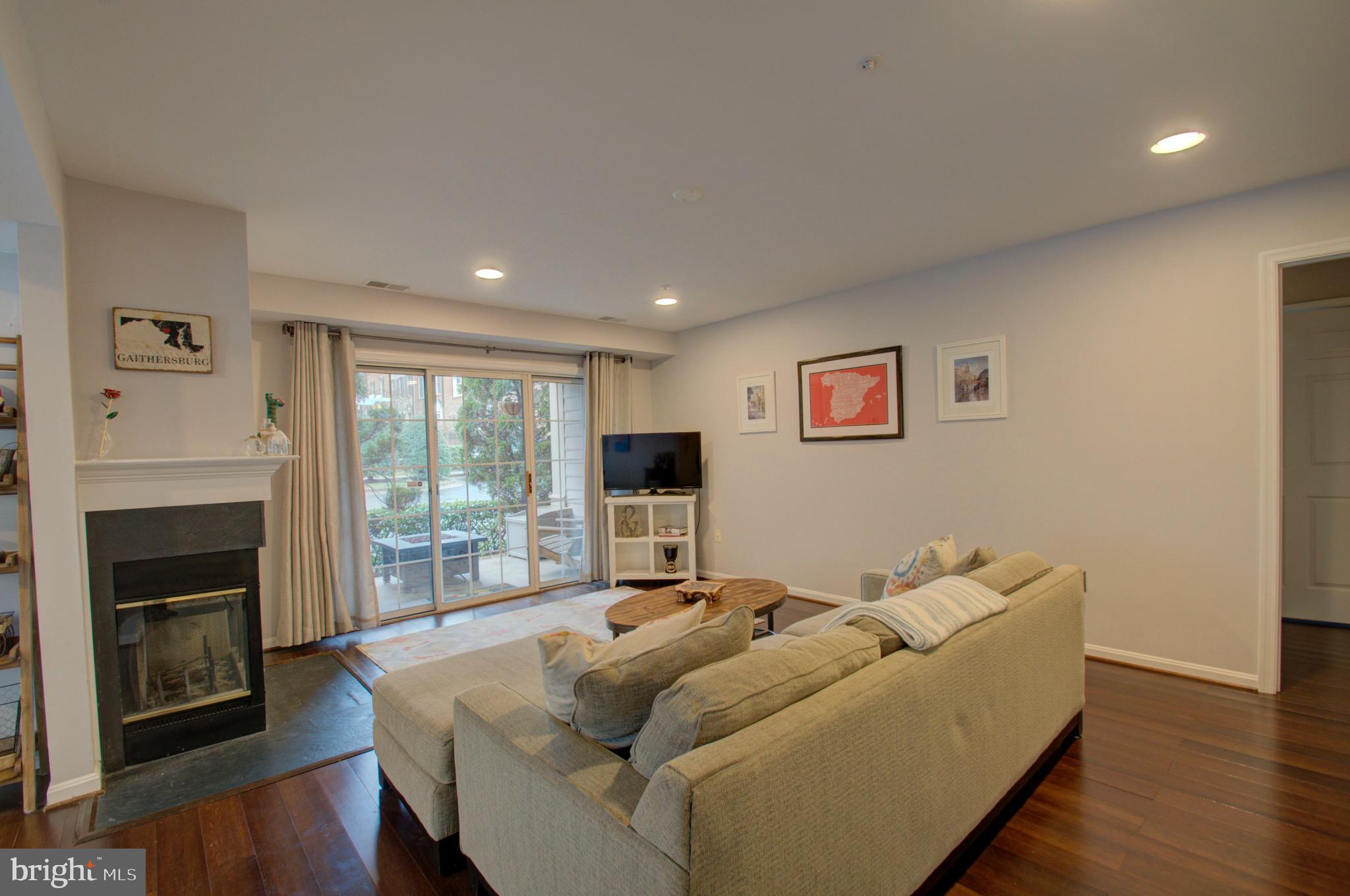 304 Ridgepoint Place, Unit 12 Gaithersburg, MD 20878 - Photo 7 of 45 Living area