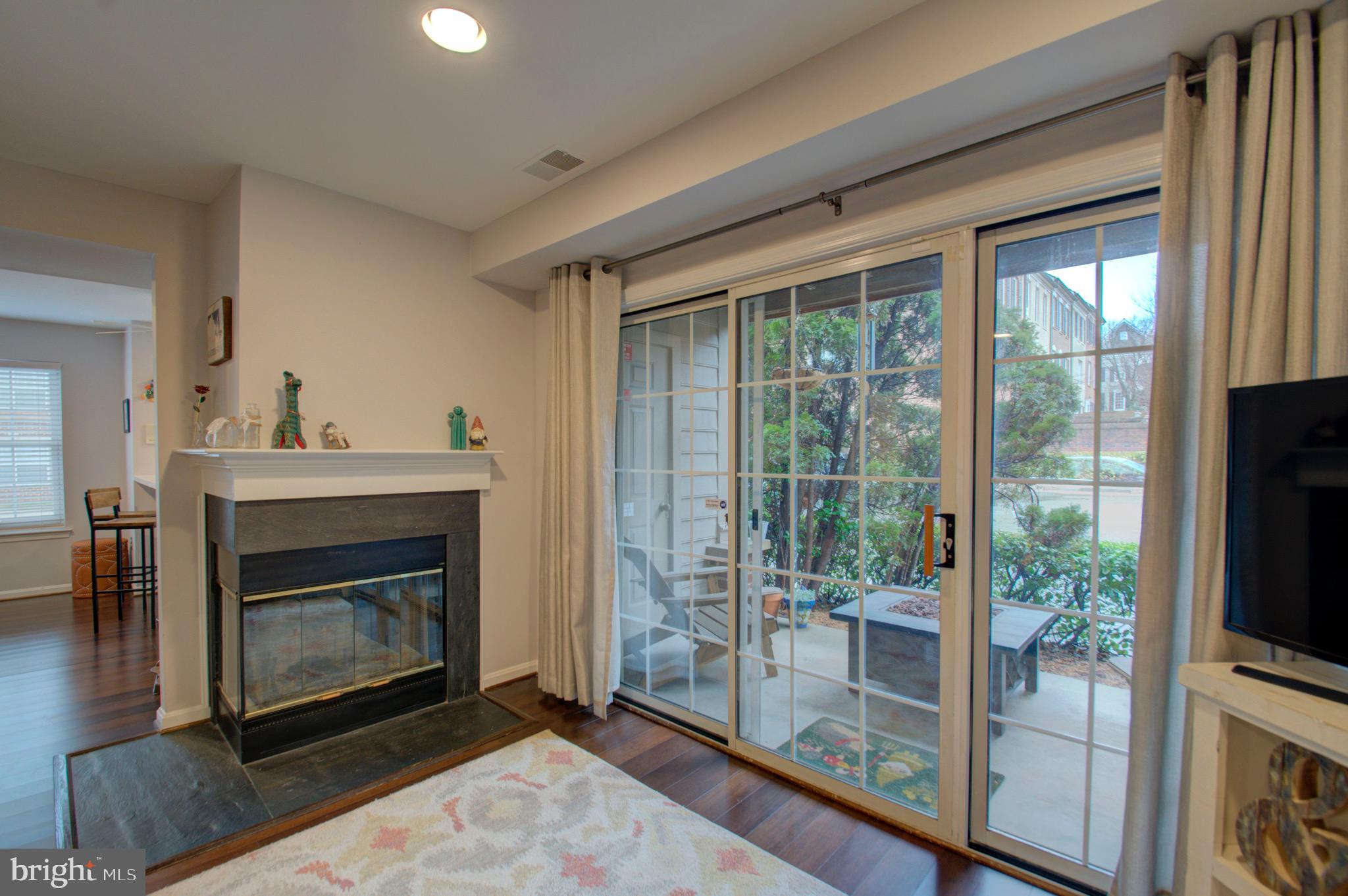 304 Ridgepoint Place, Unit 12 Gaithersburg, MD 20878 - Photo 8 of 45 Living Area