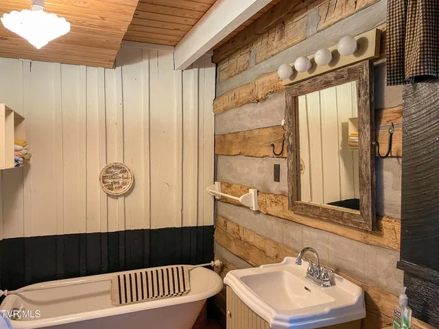 $535,000 | 15445 Coventry Lane, Glade Spring, VA 24340