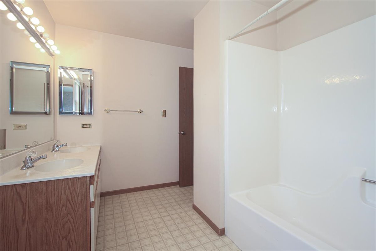 1738 Ranchview Drive Naperville, IL 60565 - Photo 18 of 25 Gallery Image 18