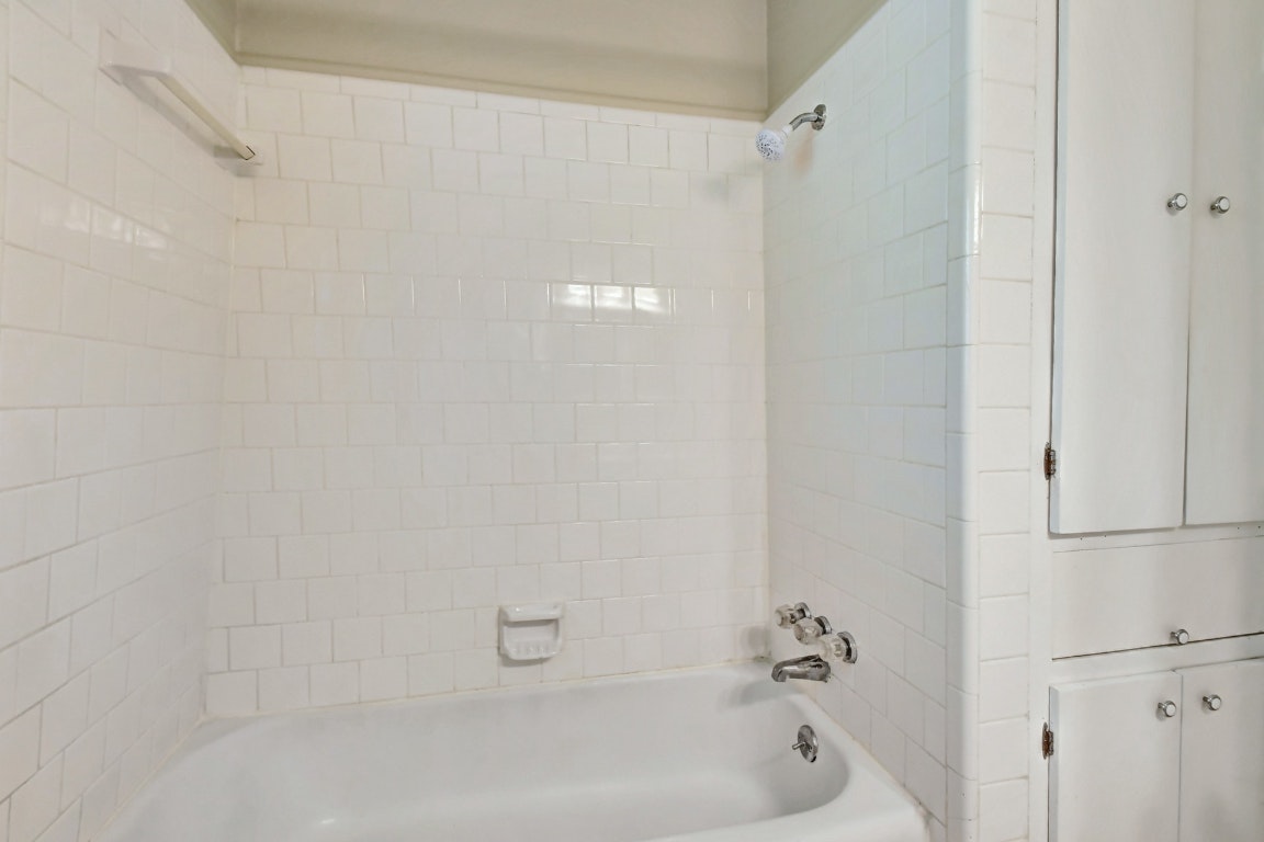 1704 East M. Franklin Avenue, Unit B Austin, TX 78721 - Photo 18 of 26 a bathroom with a bathtub
