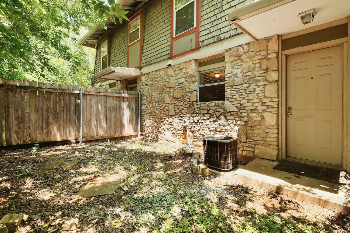1704 East M. Franklin Avenue, Unit B Austin, TX 78721 - Photo 22 of 26 a backyard of a house with seating space