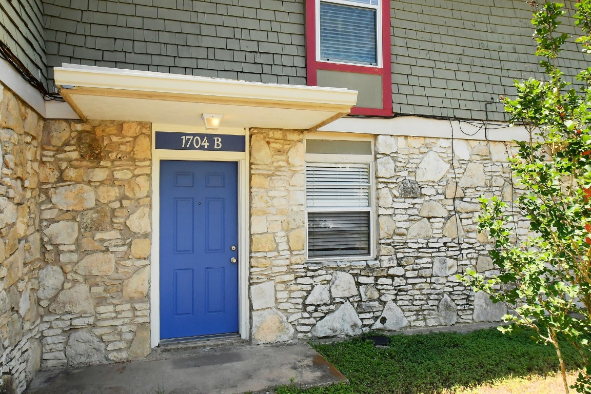1704 East M. Franklin Avenue, Unit B Austin, TX 78721 - Photo 3 of 26 a view of door