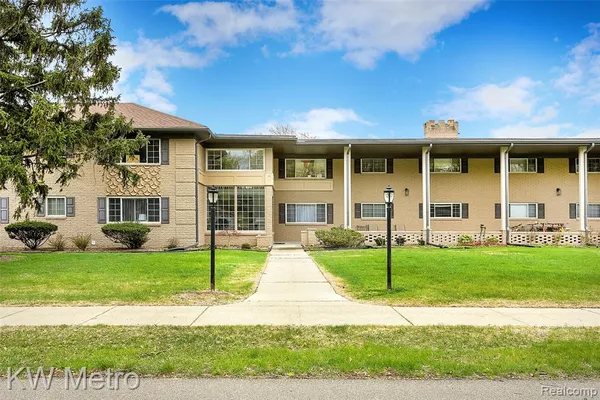 $145,000 | 2309 Walton Boulevard, Unit 32, Rochester Hills, MI 48309