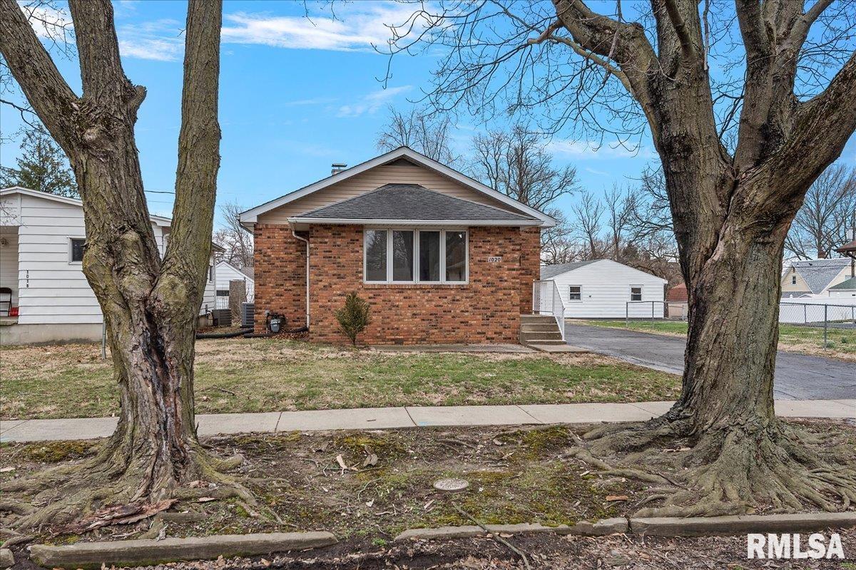 1020 West Elliott Avenue Springfield, IL 62702 - Photo 1 of 26 Gallery Image 1