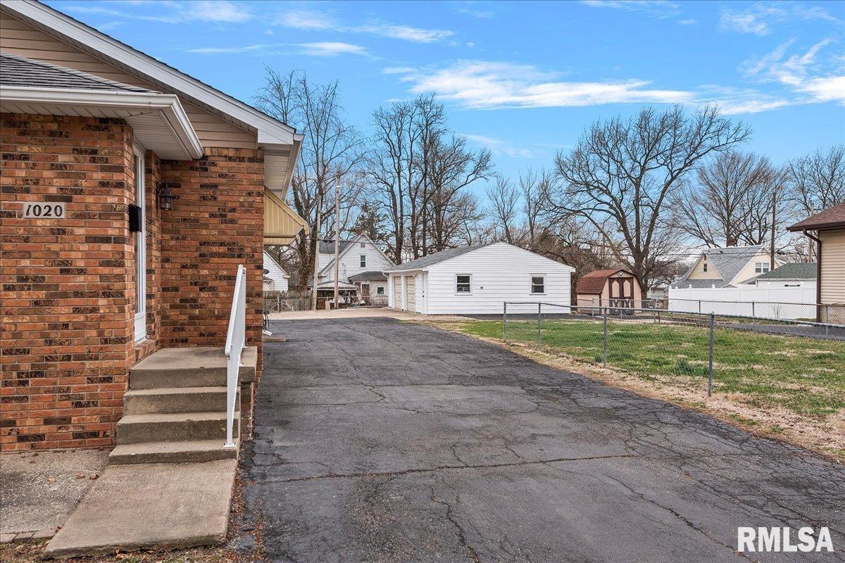 1020 West Elliott Avenue Springfield, IL 62702 - Photo 2 of 26 Gallery Image 2