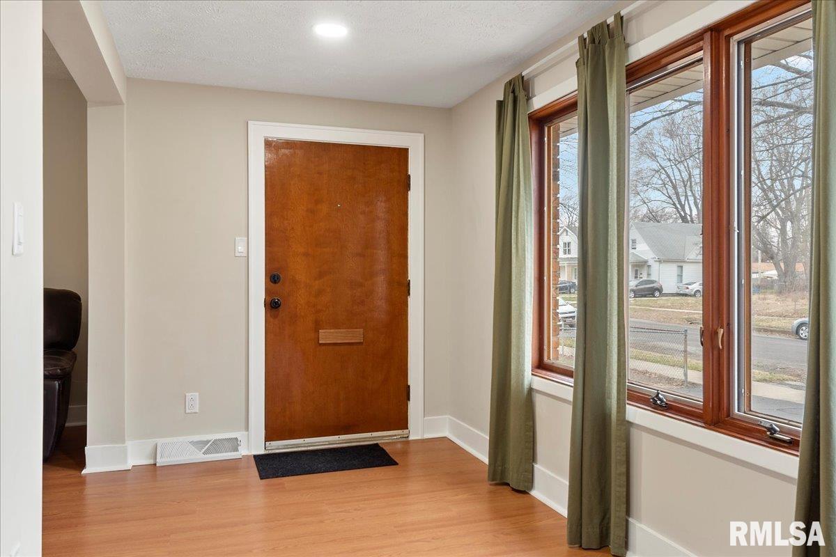 1020 West Elliott Avenue Springfield, IL 62702 - Photo 4 of 26 Gallery Image 4