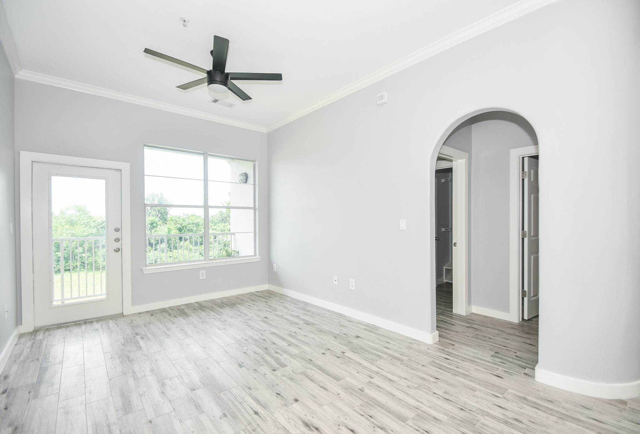 1441 East Street, Unit 302 Houston, TX 77007 - Photo 15 of 32 Spacious Living Room with Gorgeous Views