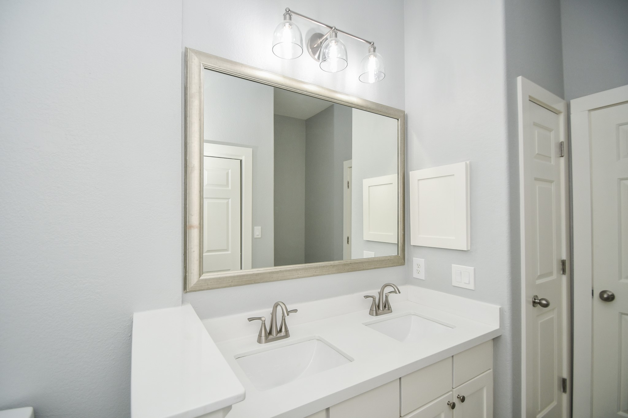 1441 East Street, Unit 302 Houston, TX 77007 - Photo 19 of 32 Primary Bathroom with Dual Vanities