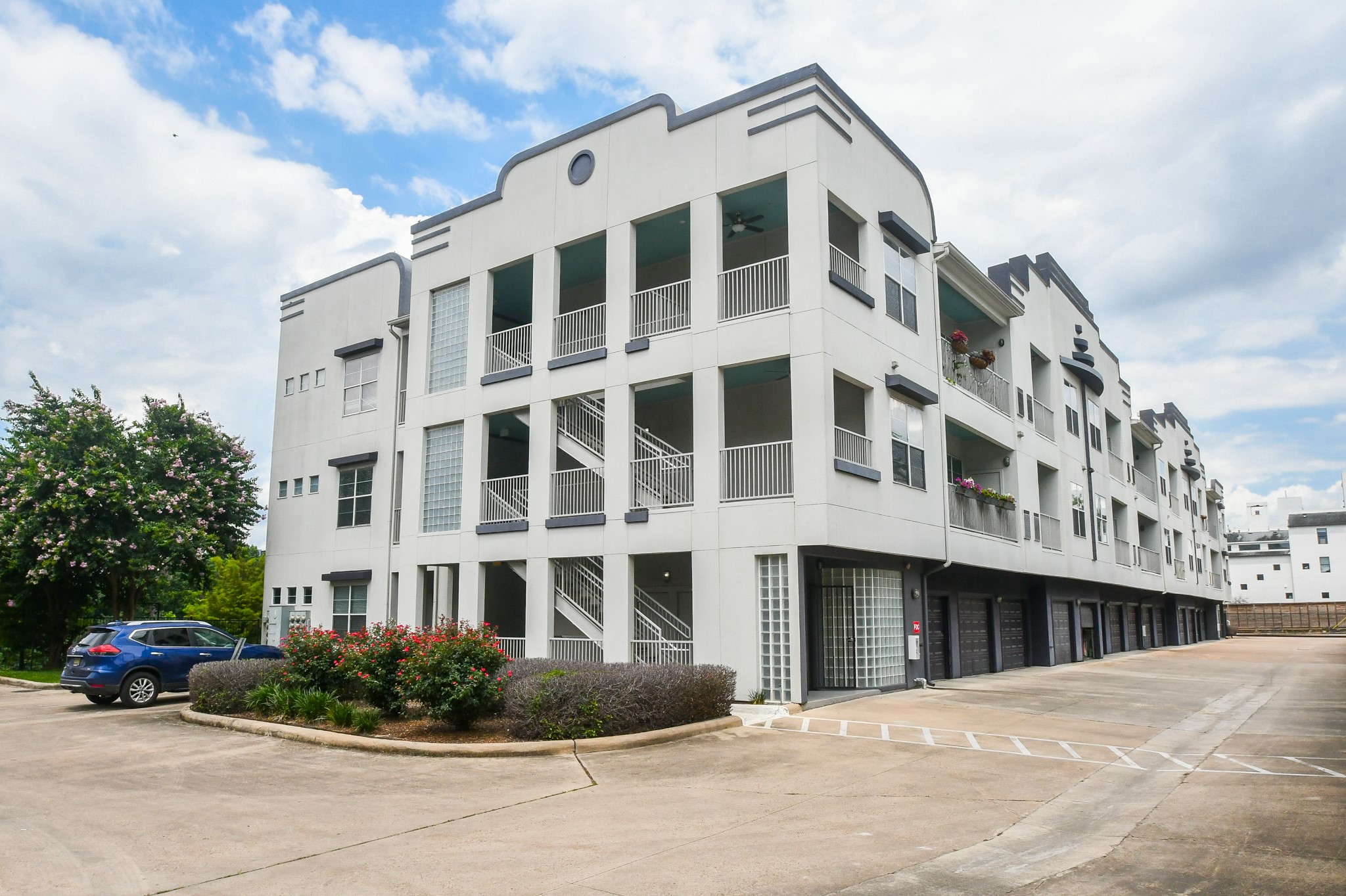 1441 East Street, Unit 302 Houston, TX 77007 - Photo 2 of 32 Art Deco Building