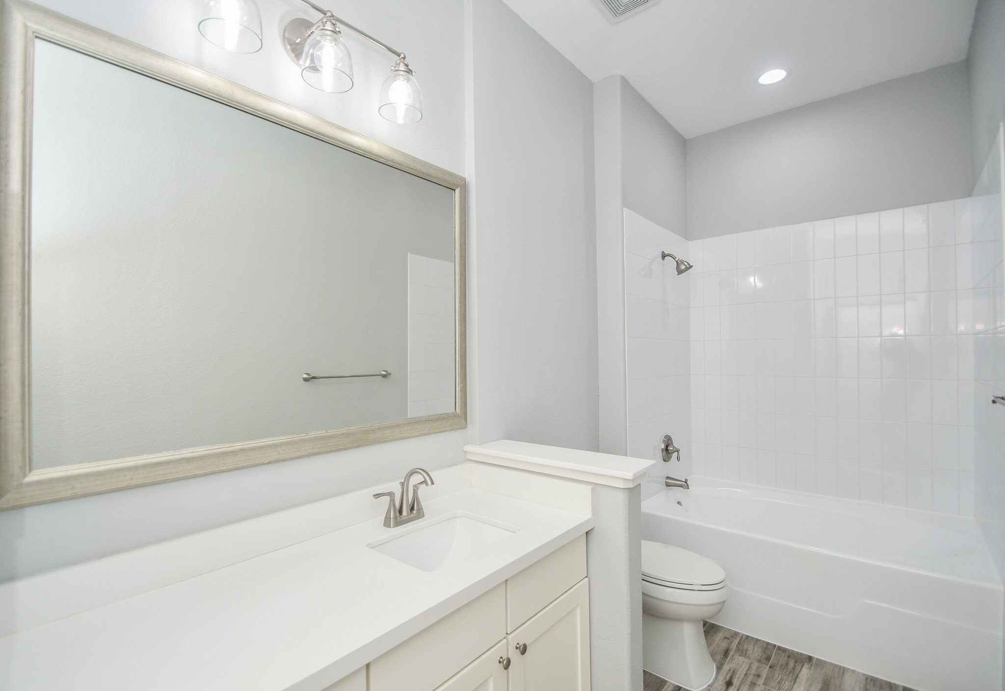 1441 East Street, Unit 302 Houston, TX 77007 - Photo 24 of 32 Secondary Bathroom with All New Finishes
