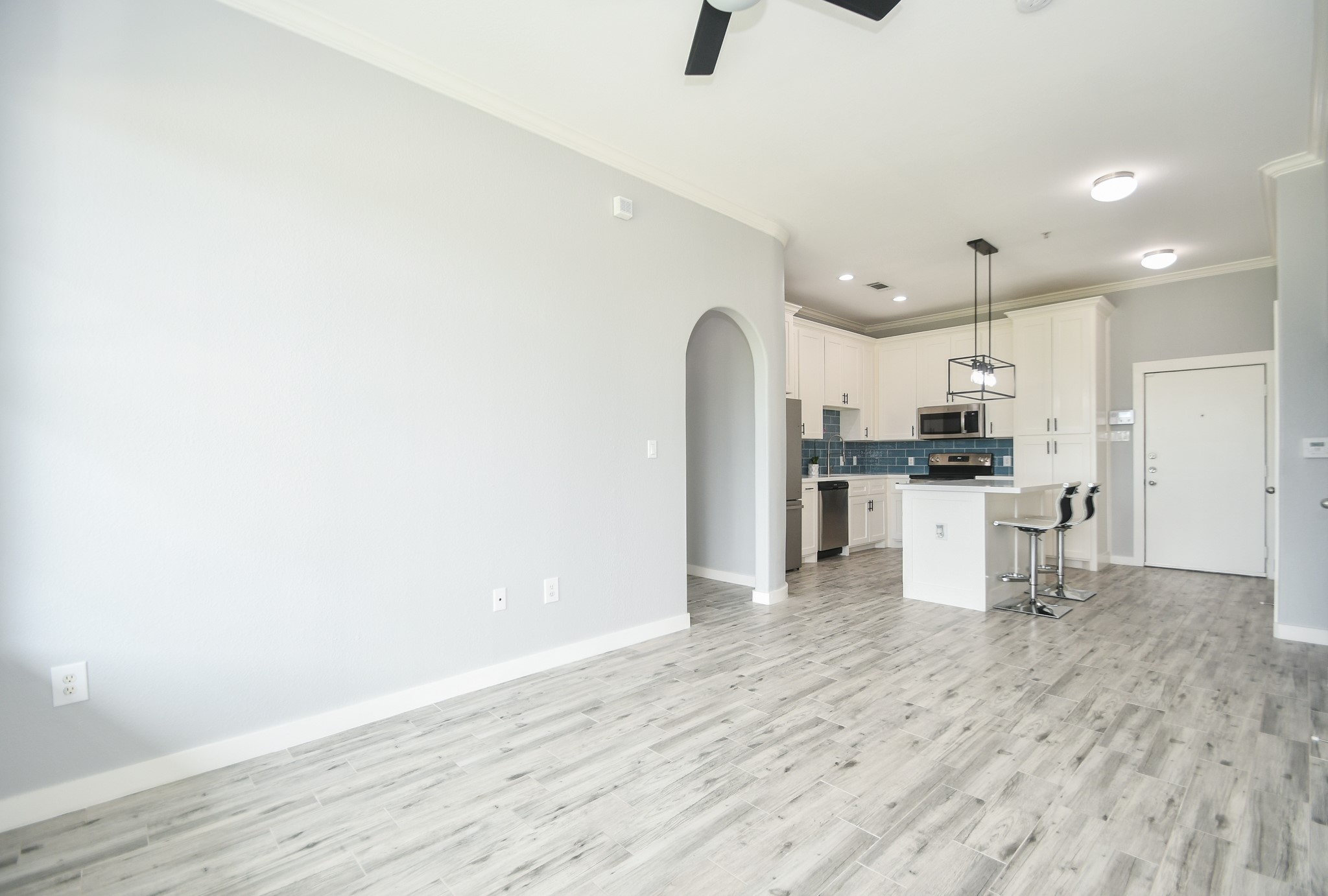 1441 East Street, Unit 302 Houston, TX 77007 - Photo 6 of 32 High Ceilings with Tons of Natural Light