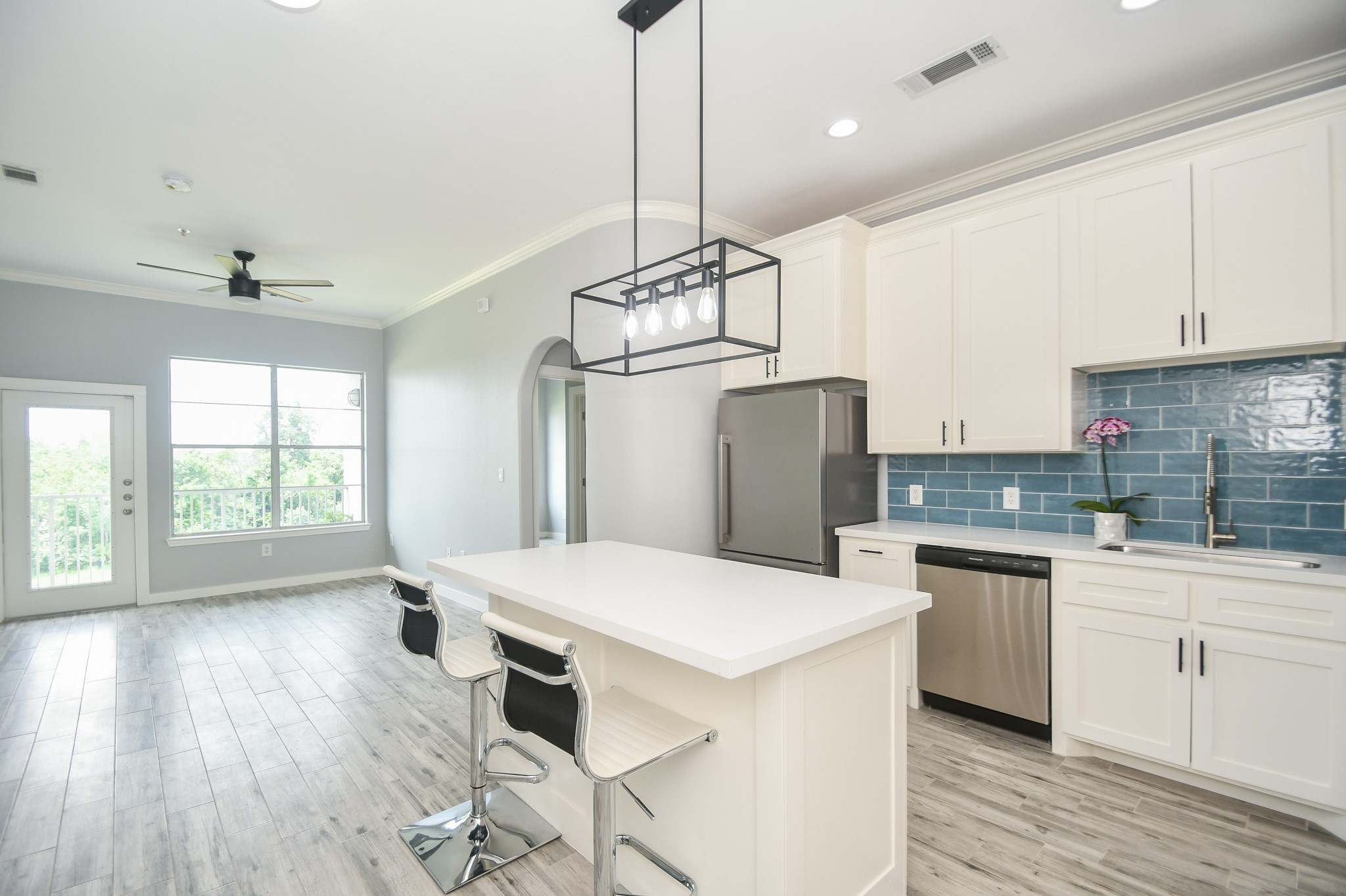 1441 East Street, Unit 302 Houston, TX 77007 - Photo 9 of 32 Large Island with Quartz