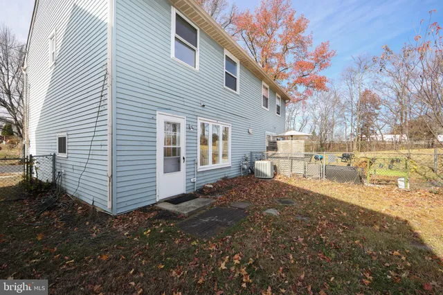 a view of a house with backyard and trees