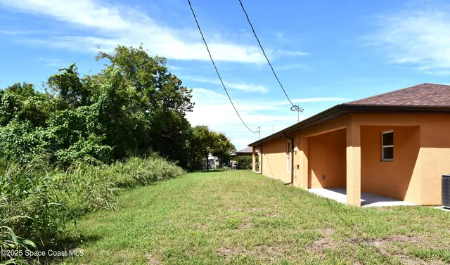 a view of a house with backyard
