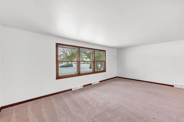 $370,000 | 550 Edelweiss Drive, Green Bay, WI 54302