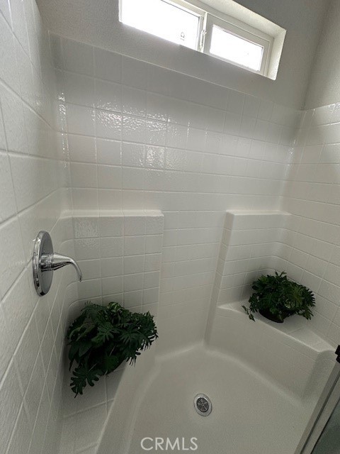 43601 East Florida Avenue, Unit 98 Hemet, CA 92544 - Photo 15 of 16 a bathroom with a bathtub