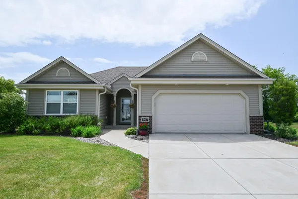 $474,900 | 967 Log Cabin Lane, Belgium, WI 53004